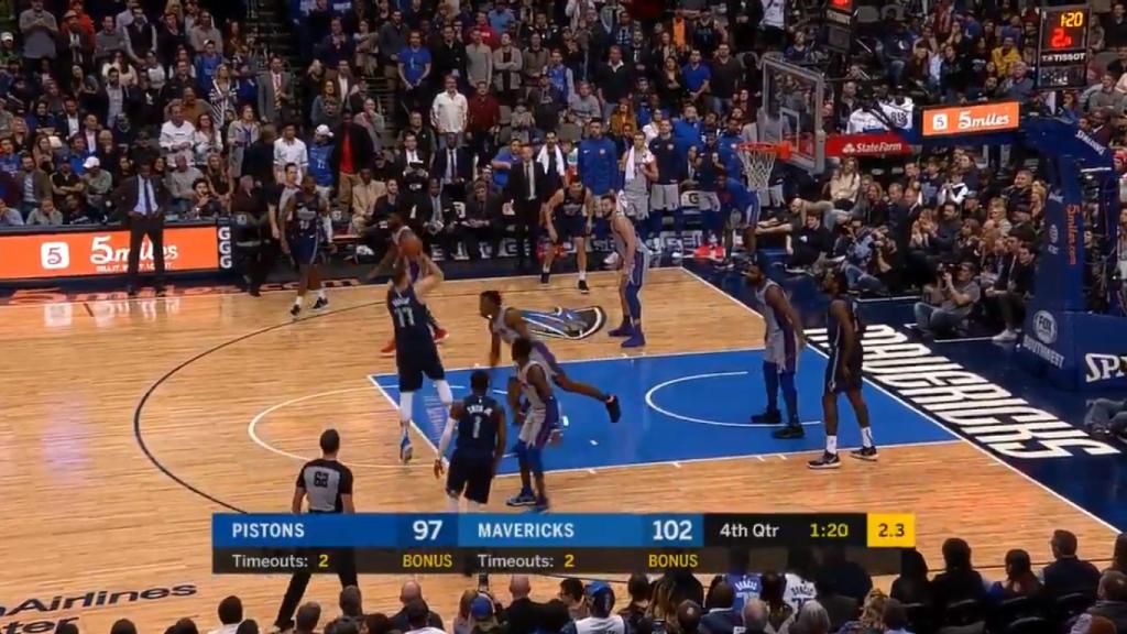 Doncic haciendo el 'fadeaway'. Foto: Twitter (@Dallasmavs)