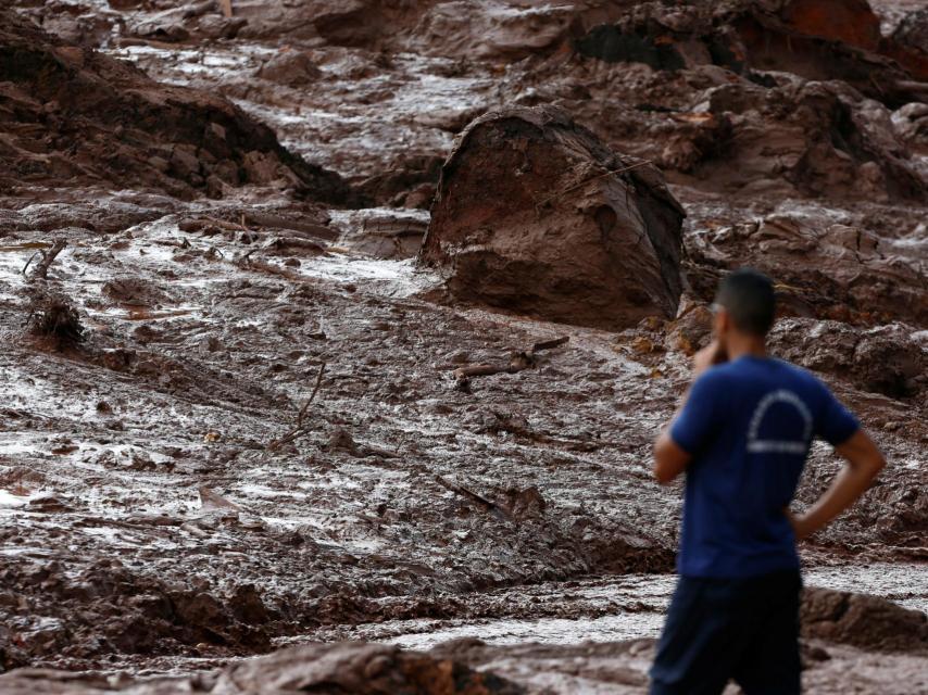 UN habitante contempla la ola de barro en la zona.