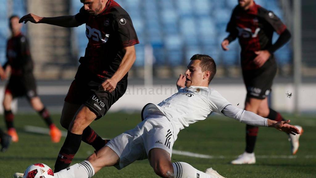 De Frutos cae al suelo intentando robar el esférico