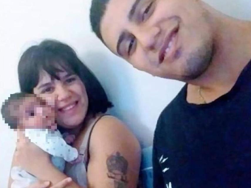 Foto de familia con el pequeño recién nacido