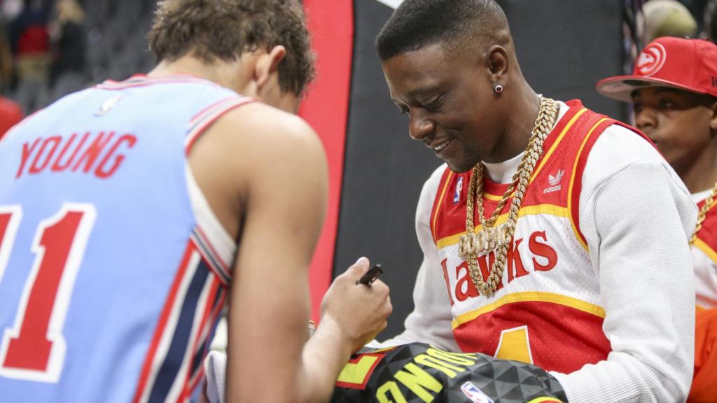 Trae Young firmando un autógrafo