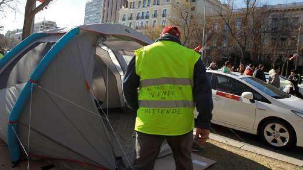 Un taxista junto a la tienda de campaña que han instalado