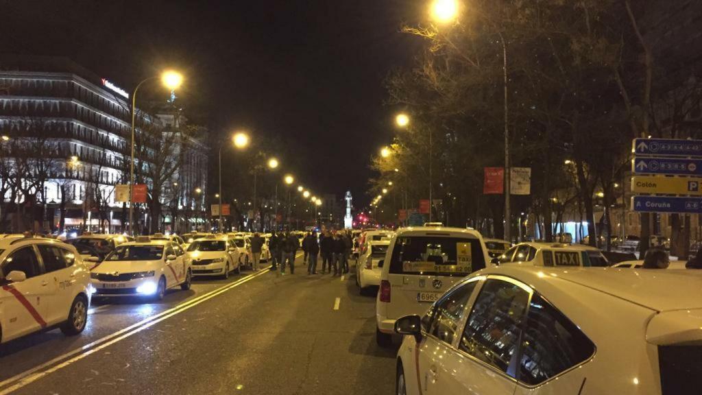 Los taxis bloqueando la Castellana este domingo