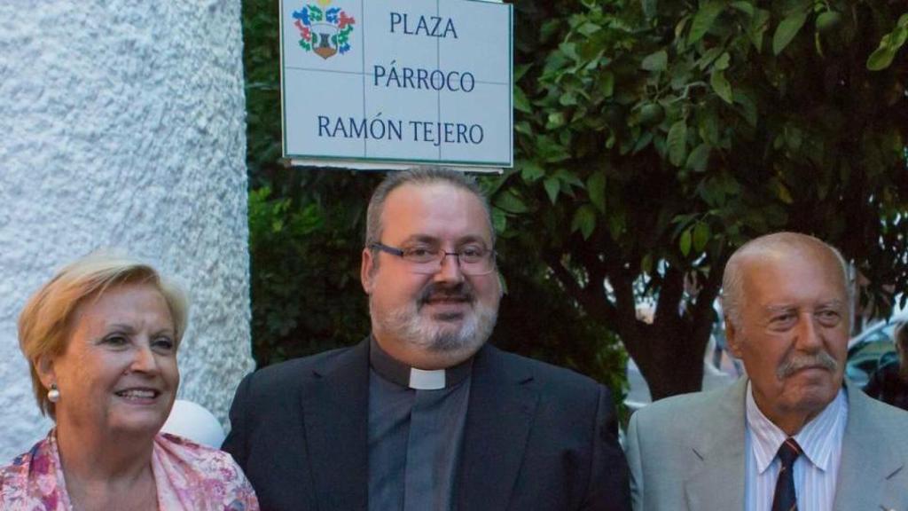 El párroco de Totalán, en una imagen con su madre y su padre, el golpista Antonio Tejero
