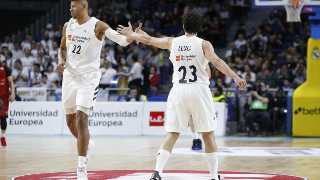 Tavares y Llull se felicitan tras una gran canasta. Autor: ACB