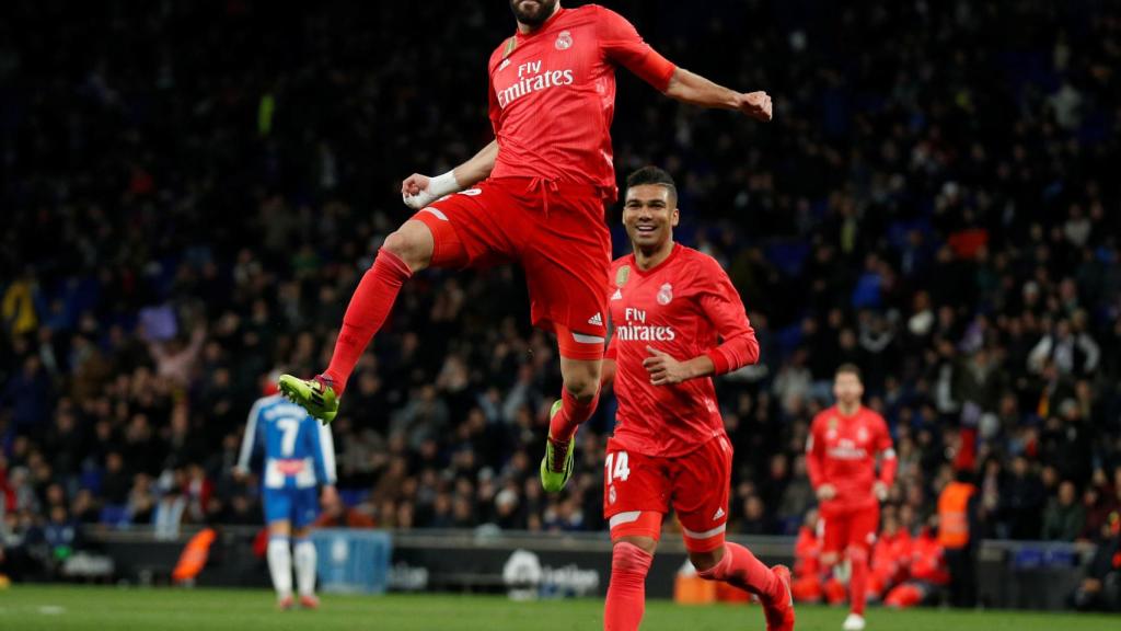 Karim Benzema celebra con Casemiro su segundo gol al Espanyol