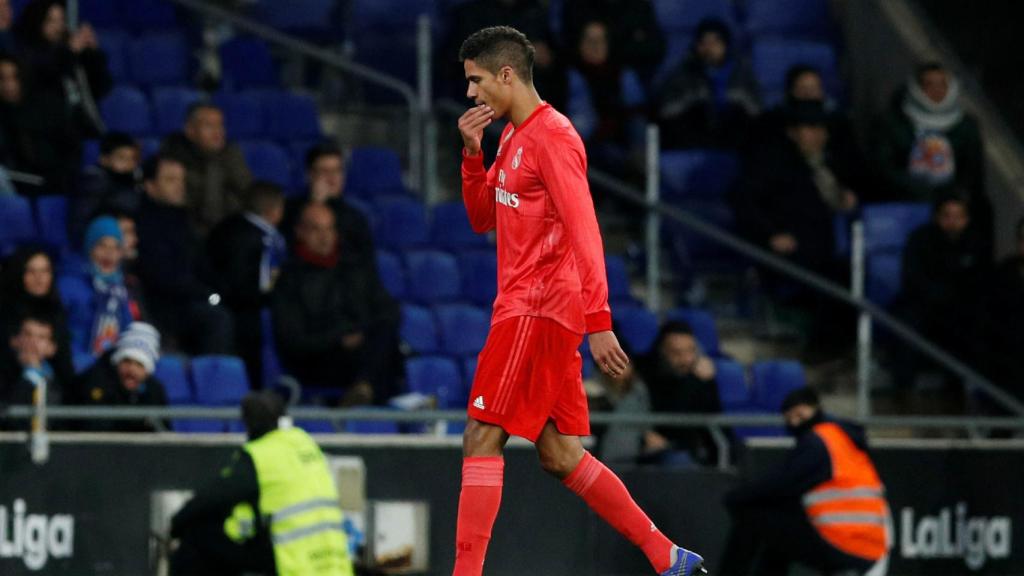 Raphael Varane se marcha expulsado ante el Espanyol