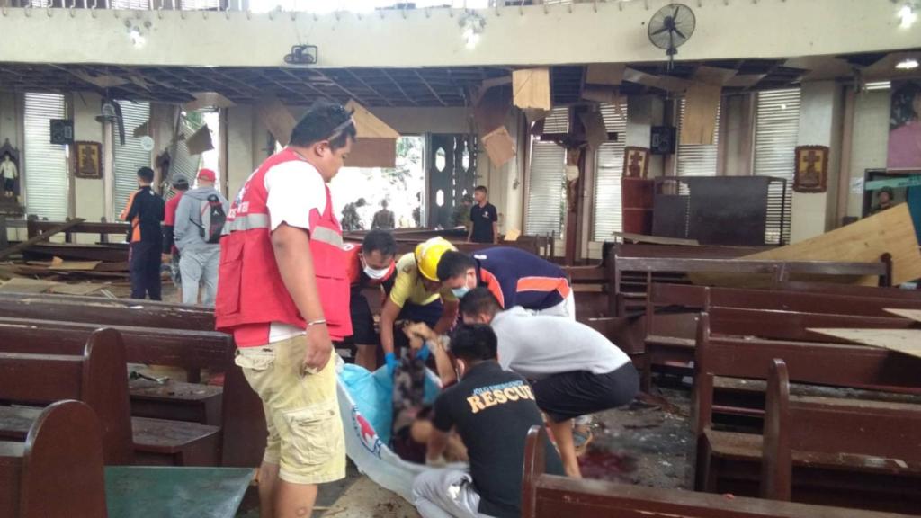 Interior de la catedral tras el atentado.