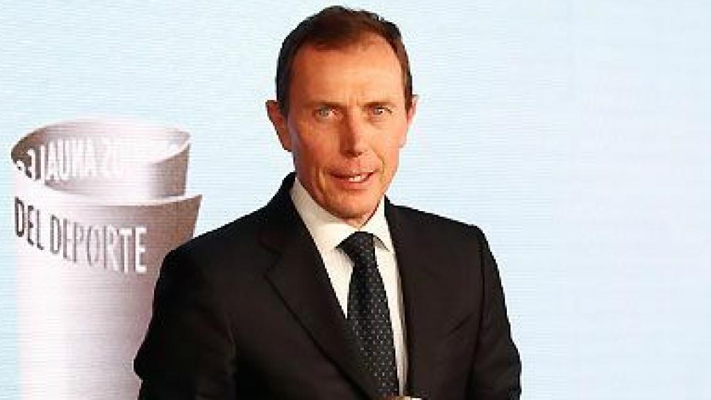 Emilio Butragueño, con el premio otorgado por la Asociación de Prensa Deportiva de Madrid al Real Madrid