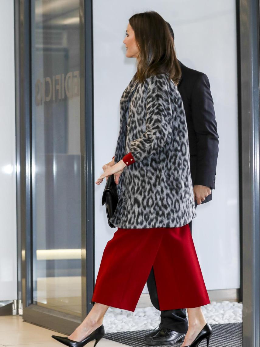 La reina Letizia con abrigo de 'animal print'.