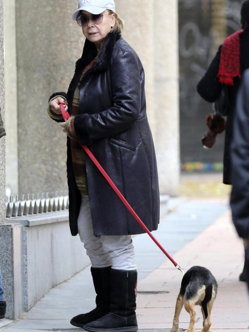 Mila Ximénez paseando a Pizca