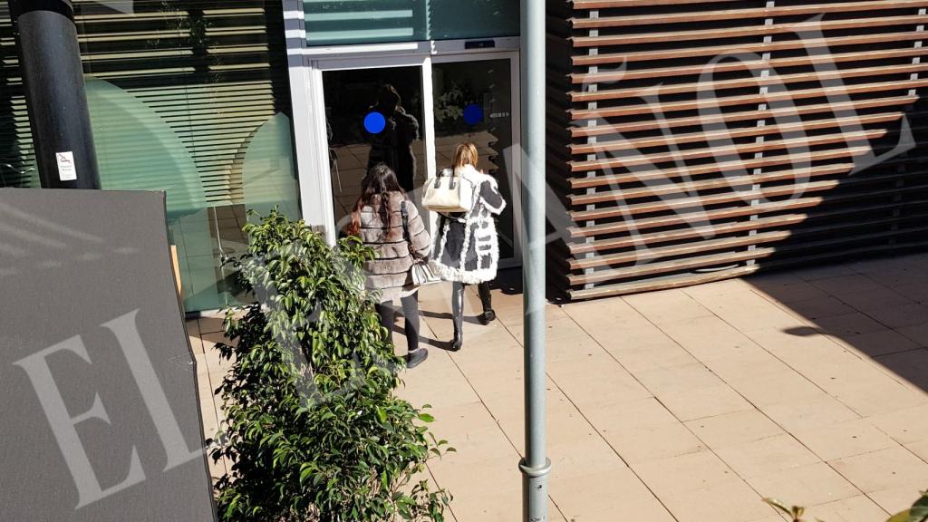Ana junto a su acompañante, entrando al centro de salud.