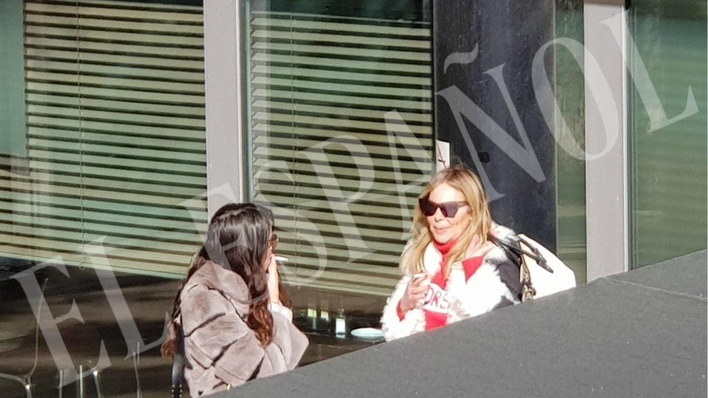 La actriz, charlando y fumando en los exteriores del hospital.