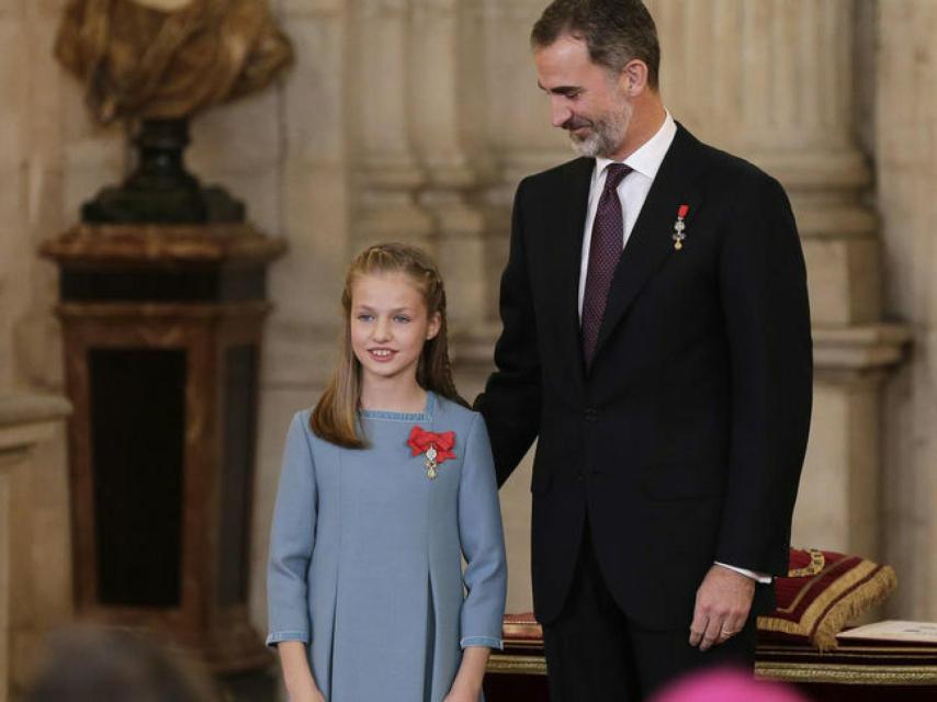 El rey Felipe y su hija Leonor en la imposición del Toisón de Oro.
