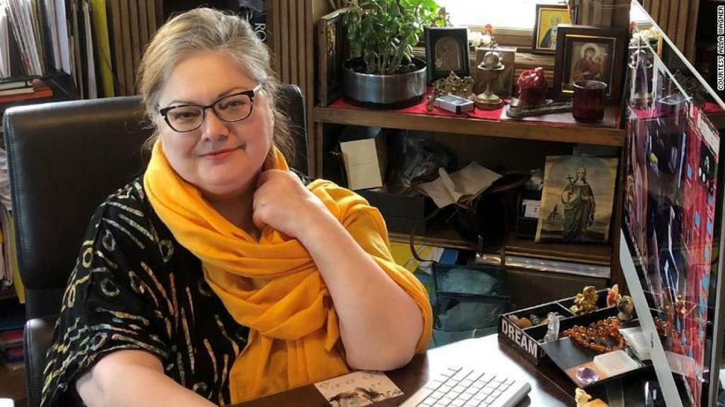 Alla posando sonriente antes de leerse las 68.000 cartas