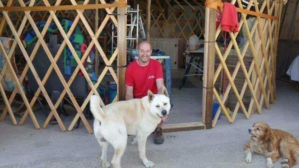 'Santa' junto a dos de sus canes.