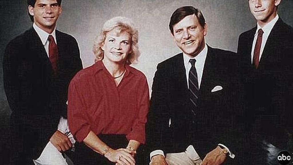 En la imagen, Erik y Lyle junto a sus padres.