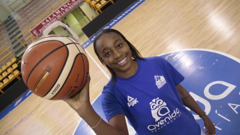 La hermana pequeña de Kobe Bryant debuta con Perfumerías Avenida de Salamanca. Foto: Twitter. (@EFEyDeporte)