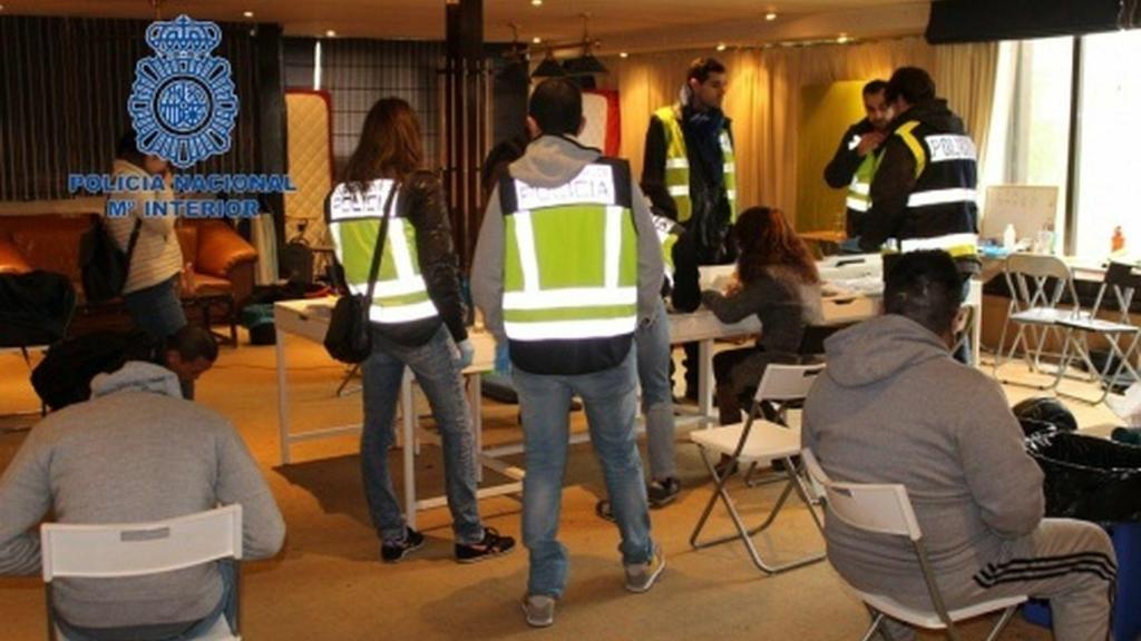 Agentes de Policía durante la operación Wall./
