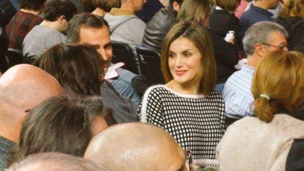 Los reyes Felipe y Letizia en el espectáculo de Les Luthiers en marzo de 2016.