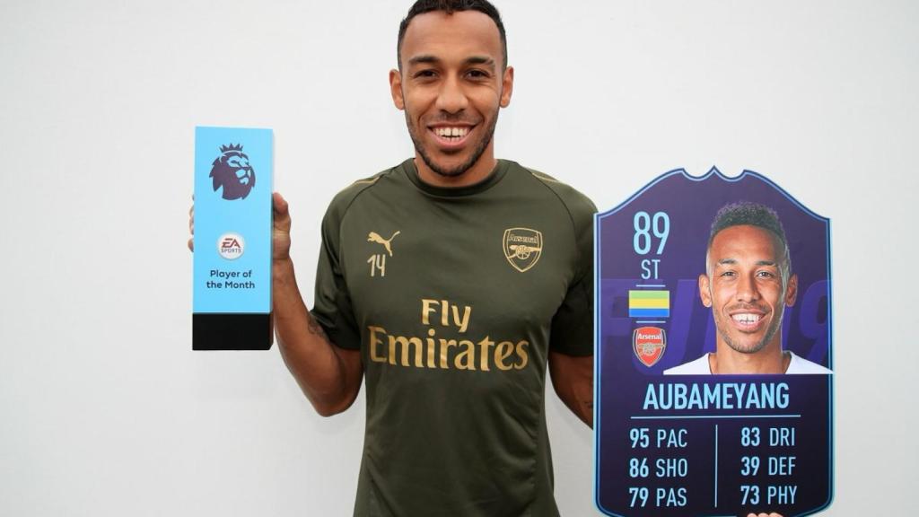 El jugador del Arsenal, Pierre Emerick Aubameyang, con una de sus cartas espaciales de 'FIFA 19'.