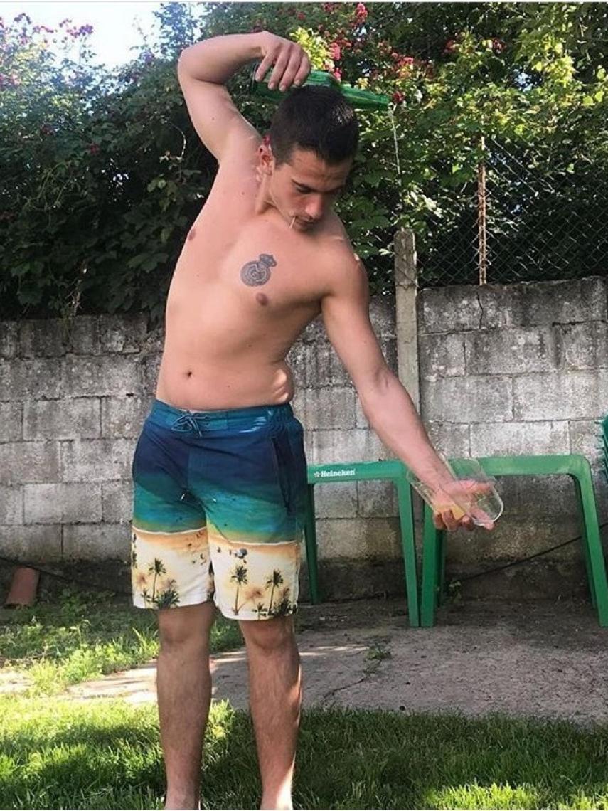 Sergio, que lleva tatuado el escudo del Madrid, no escancia sidra si no es con un palillo entre los dientes