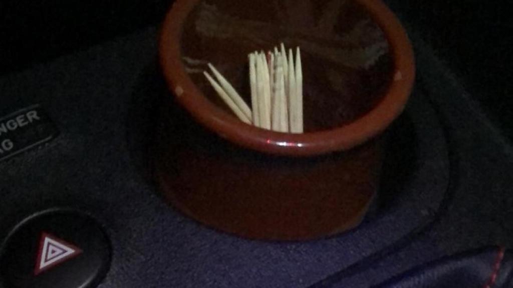 Es real: Sergio lleva instalado en el coche un palillero de barro