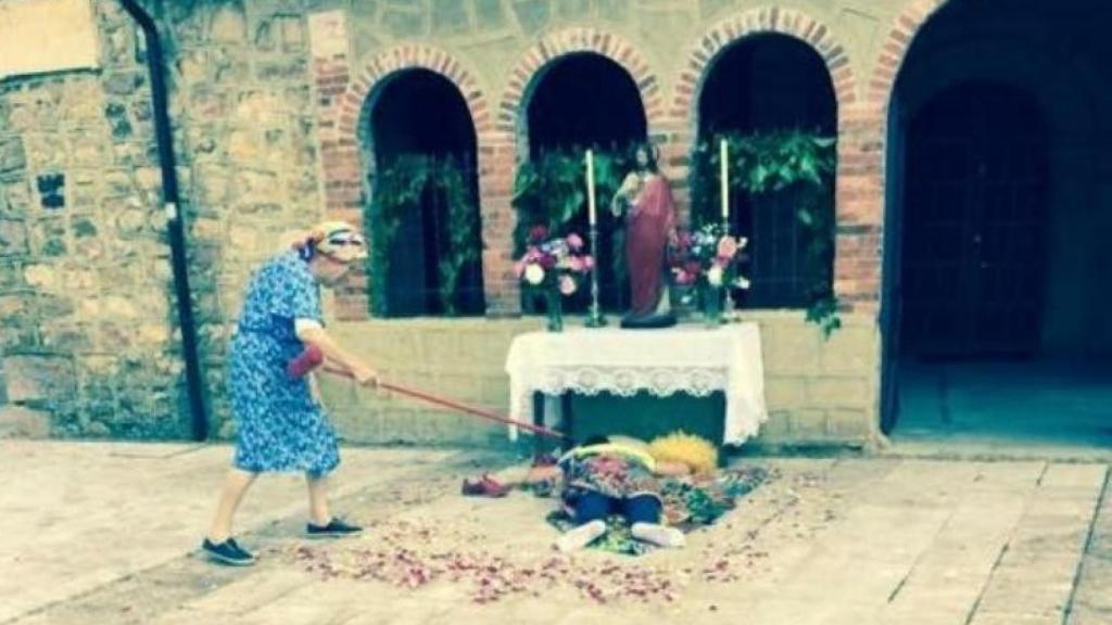 Sergio, borracho, duerme bajo el altar mientras una mujer lo barre