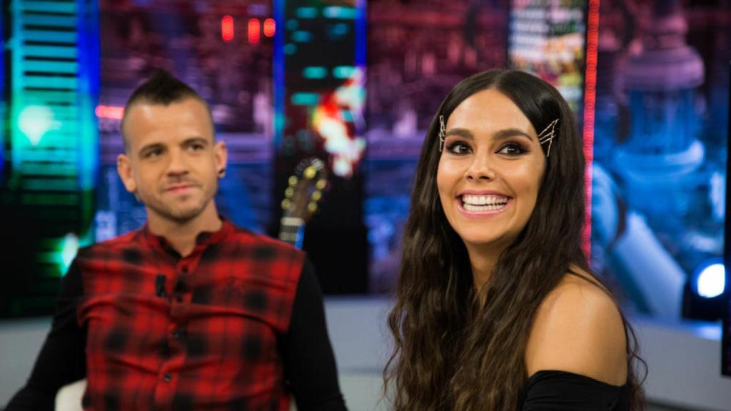 David Muñoz mirando a Cristina Pedroche durante el programa.