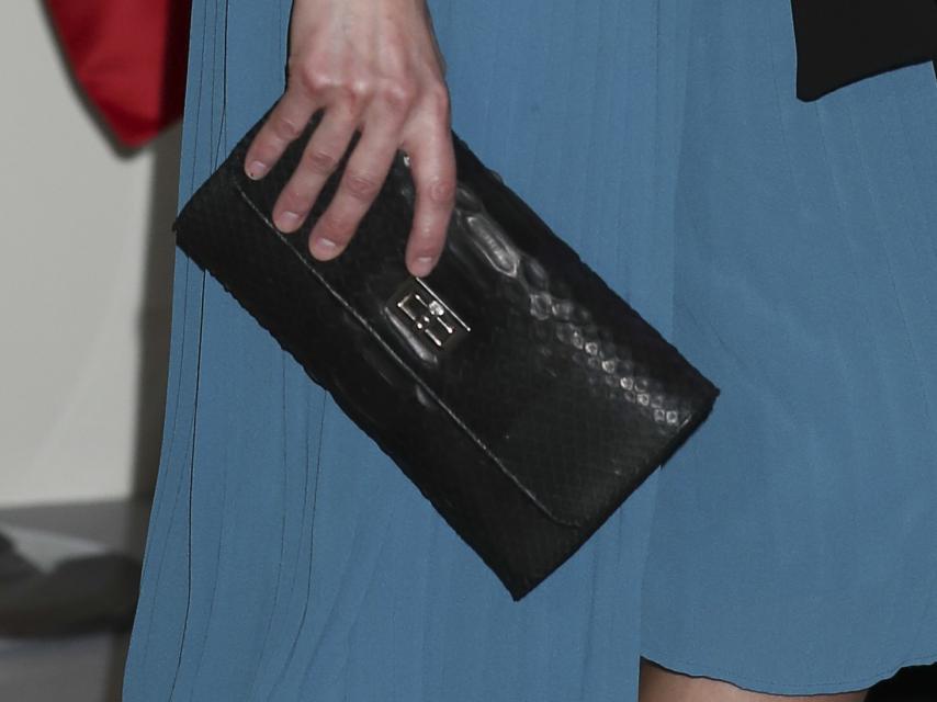 La reina Letizia estrena el bolso modelo Letizia de la diseñadora Lidia Faro.