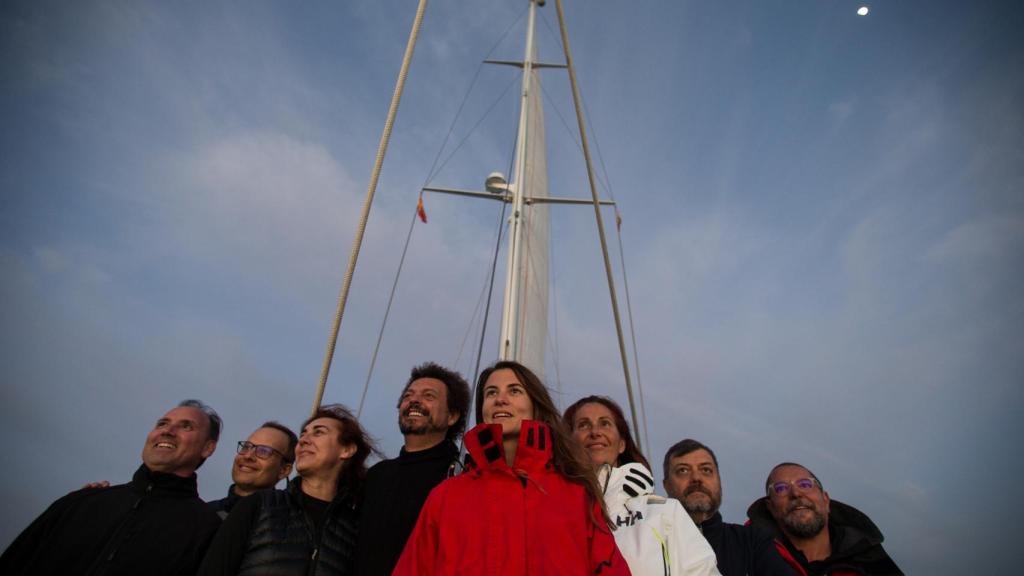 La tripulación del Copérnico Doblón en proa con la luna al fondo.