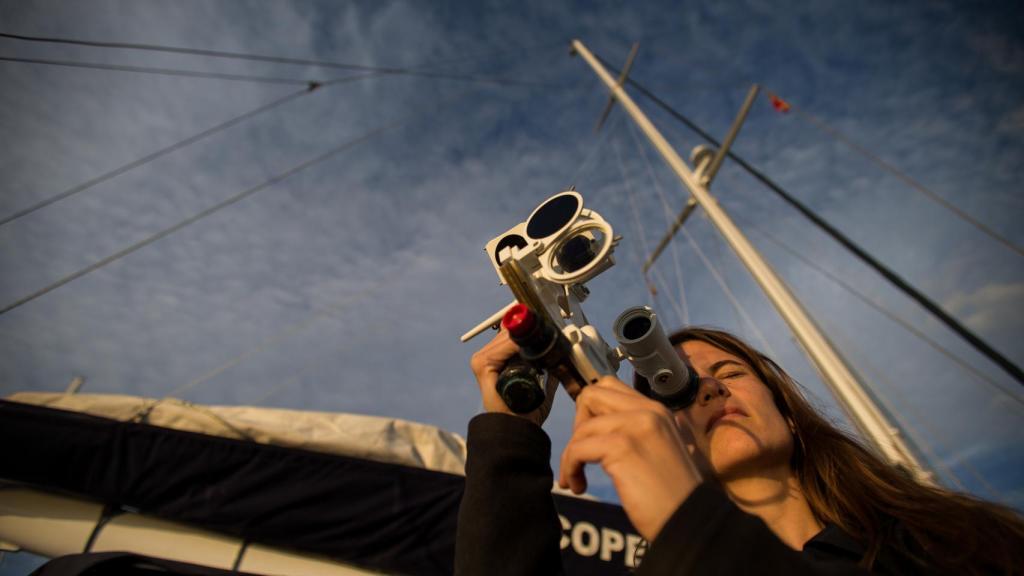 Paula con un sextante, momentos antes de partir desde Puerto Sherry.