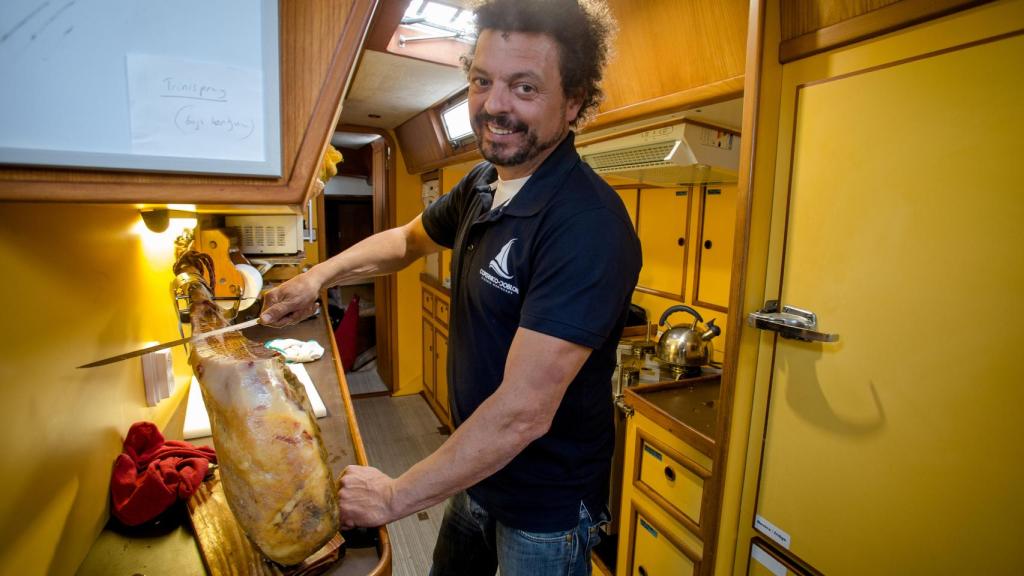 Pedro Jimenez, con más de 100.000 millas navegadas, ha decidido vivir en su velero y navegar por el mundo.