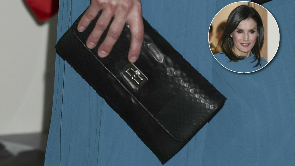 La reina Letizia y su 'clutch' en un montaje de Jaleos.