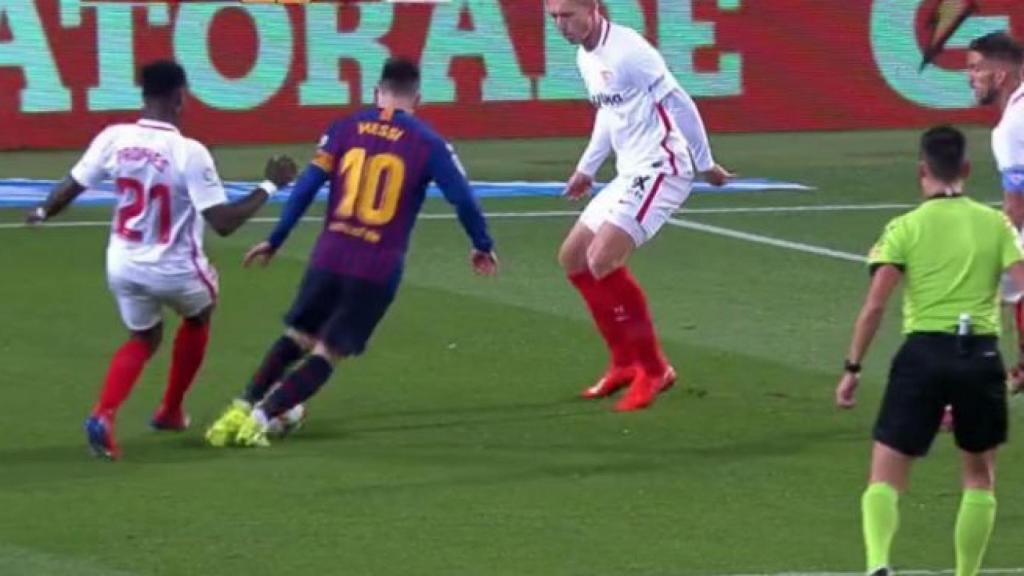 Penalti mal señalado de Promes sobre Messi
