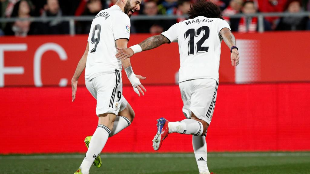 Benzema celebra con los jugadores del Real Madrid su gol ante el Girona
