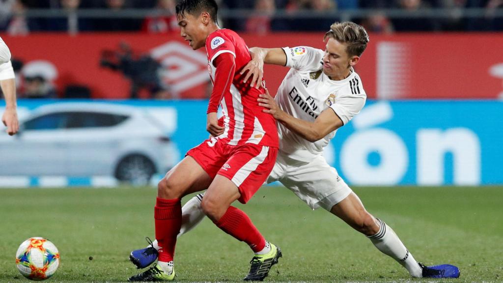 Seung-Ho Paik y Marcos Llorente pelean por el balón