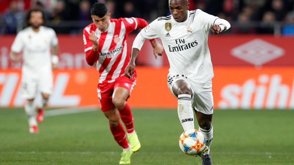 Vinicius, dirigiendo un balón frente al Girona