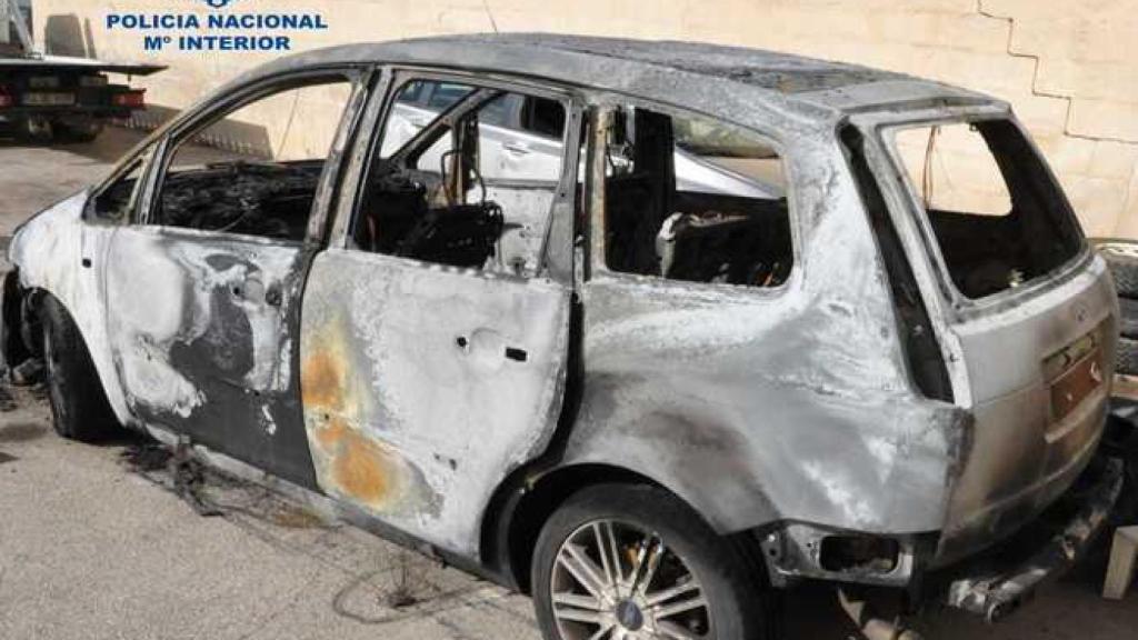 Coche calcinado tras el incendio, en Manacor