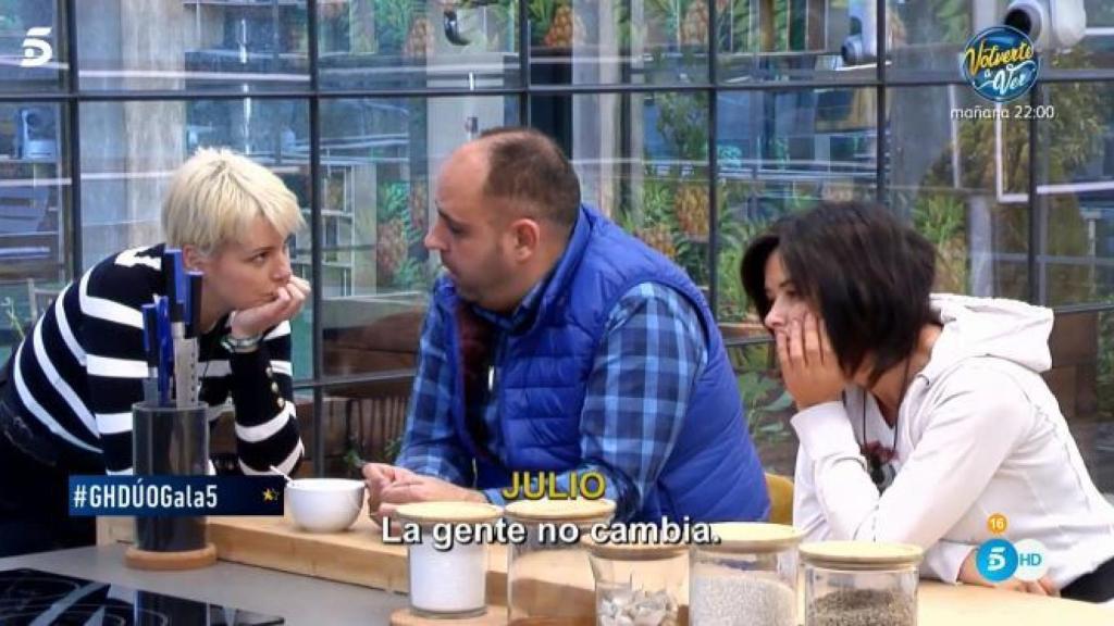 Julio Ruz discutiendo con María Jesús.