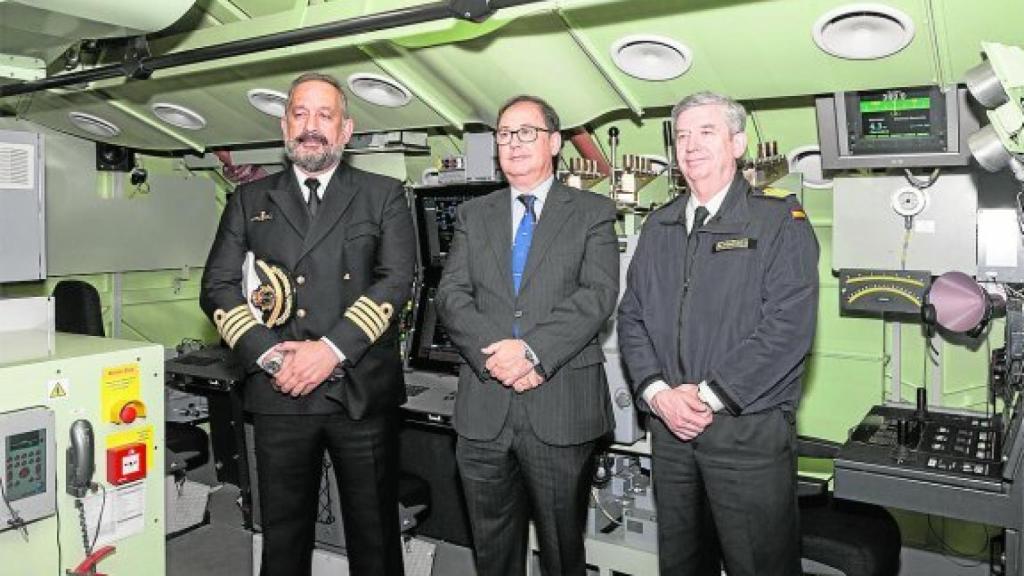 En el centro, Agustín Álvarez Blanco, director del astillero de Navantia en Cartagena, donde se construye el controvertido submarino S-80.