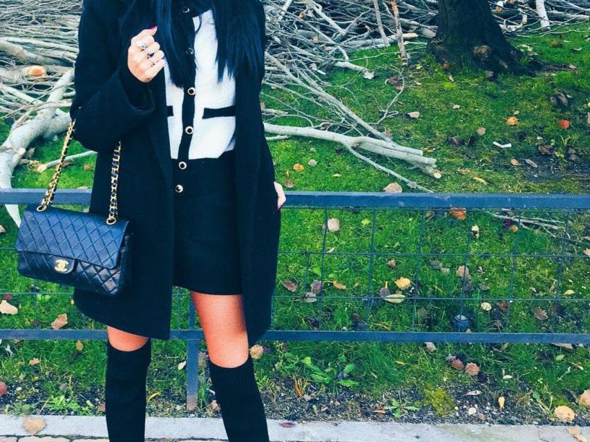 Alejandra con uno de sus bolsos de lujo.