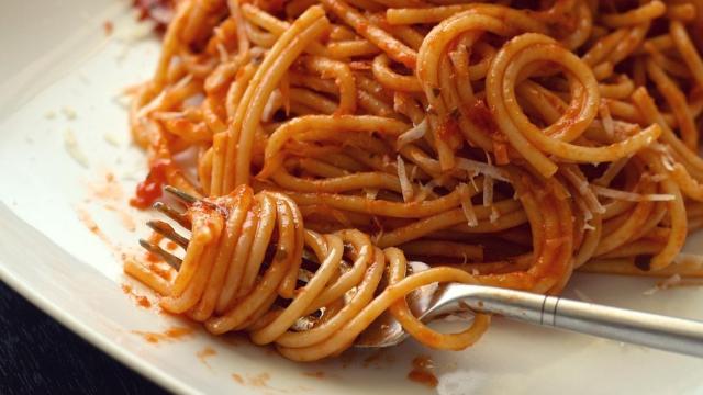 Imagen de un plato de pasta con tomate.
