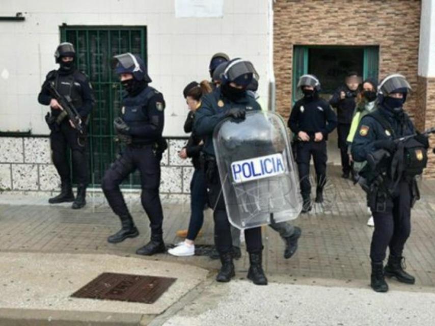 En el marco de la operación Lupita se desplegaron 200 agentes. En la imagen, el traslado de una detenida.