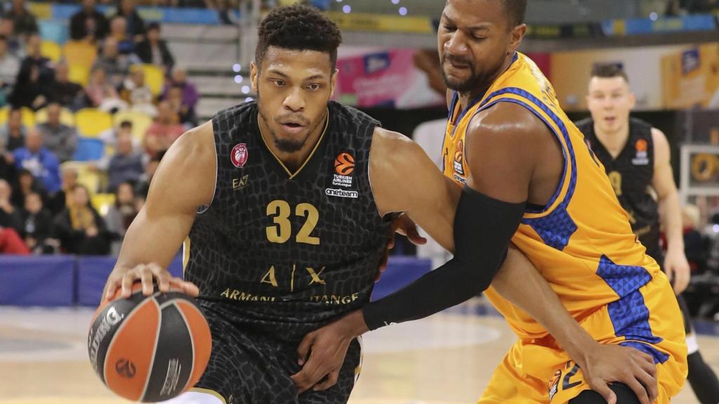 Jeff Brooks se escapa de DJ Strawberry en el Herbalife Gran Canaria - Olimpia Milan de la Euroliga