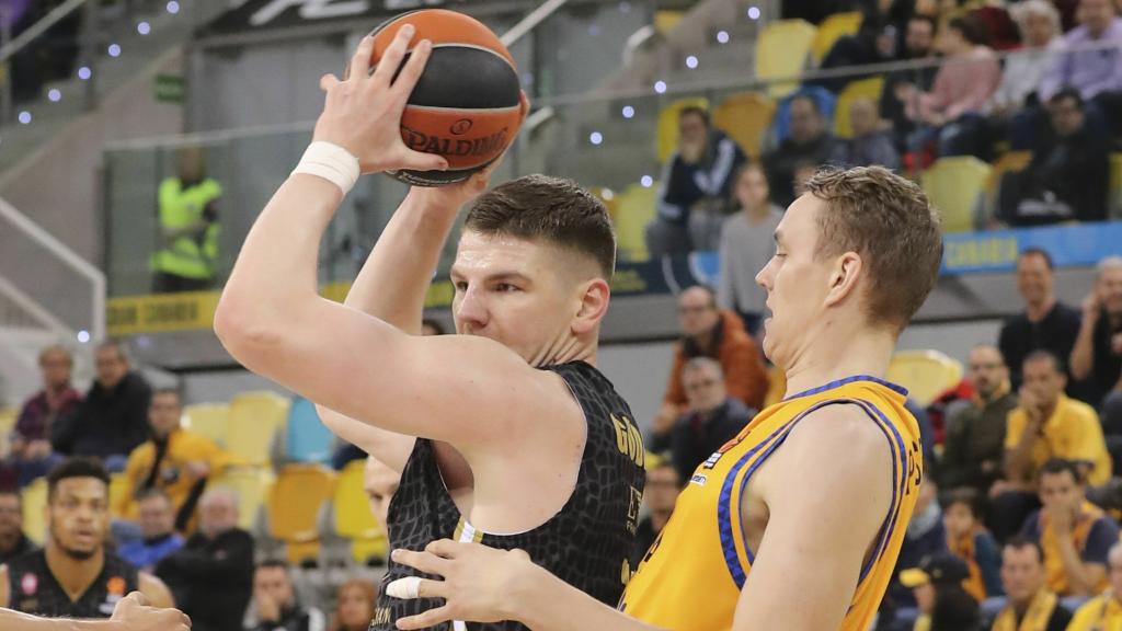 Arturas Gudaitis lucha con Anzejs Pasecniks en el Herbalife Gran Canaria - Olimpia Milan de la Euroliga