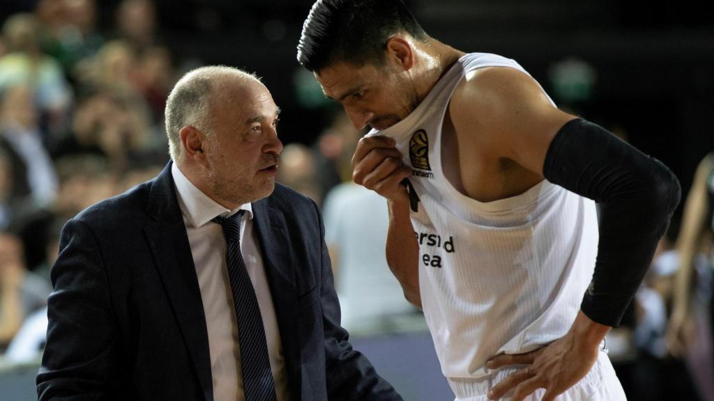 Pablo Laso dialoga con Gustavo Ayón