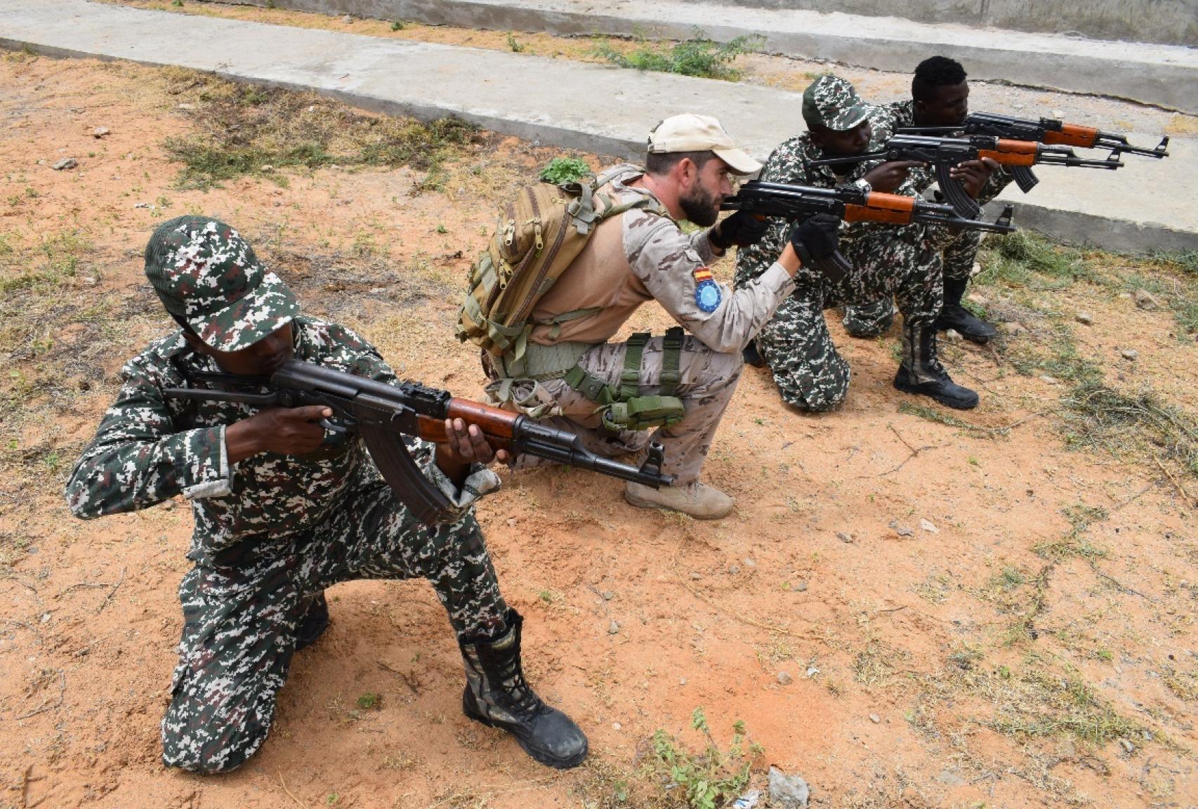 Un militar español instruye a los efectivos somalíes.