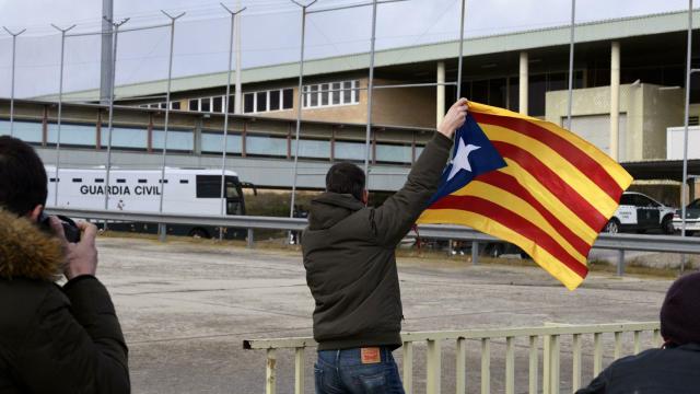 Un hombre ondea una estelada a la llegada del autobús de la Guardia Civil que traslada al exvicepresidente  Oriol Junqueras.