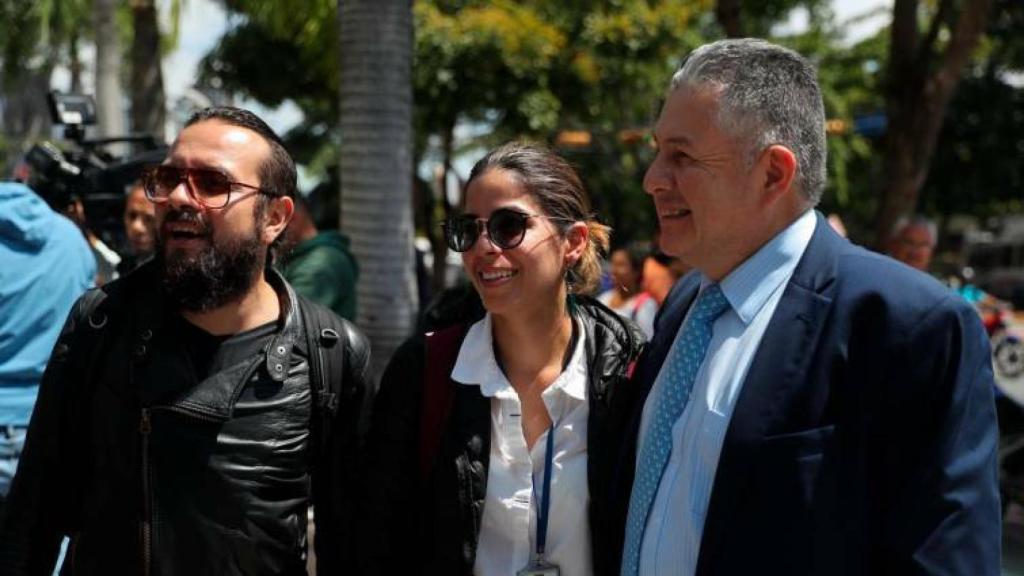 Los periodistas detenidos, momentos después de su liberación